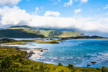 Fredvang Köprüsü, Torvoya ve buoya Adaları ve Hovdanvika Lofoten, Norveç defne panoramik manzara