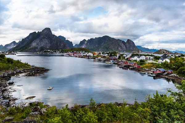 Reine, villaggio di pescatori norvegese alle Isole Lofoten in Norvegia . Foto Stock Royalty Free