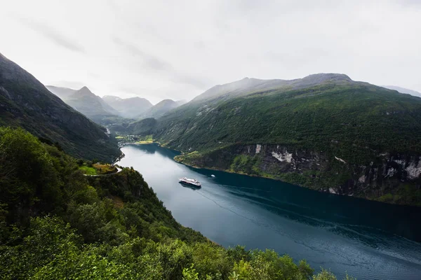 Fiordo Geirangerfjord con crucero, vista desde el mirador de Ornesvingen, Noruega. Destino turístico — Foto de Stock