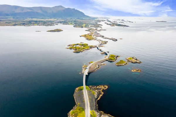 Strzał drona lotniczego na światowej sławy Atlantic Road. — Zdjęcie stockowe