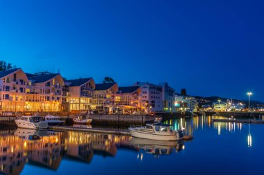 Molde, Norveç - 22 Ağustos 2019: Norveç 'in Mimari ve Binasında Gece Manzarası.