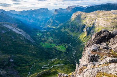 Geiranger fiyort ve köyünün panoramik manzarası Dalsnibba 'nın bakış açısından, Norveç