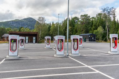 Hovden Norveç - 14 Ağustos 2019: Tesla Norveç 'teki otoyol hizmetlerindeki şarj istasyonları