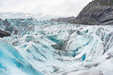 Jostedalsbreen Buzulu 'nun bir kolu olan Nigardsbreen Buzulu' nu ziyaret eden turistler, Jostedalsbreen Ulusal Parkı 'nı ziyaret etti..