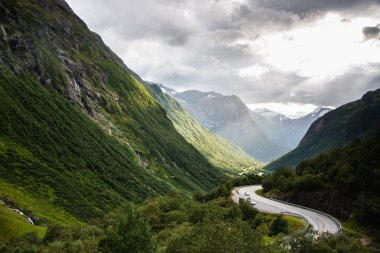 Norveç 'teki Hjelledalen Vadisi' nden dolambaçlı yola bak..