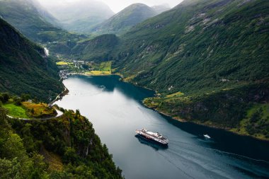 Fiyort Geirangerfjord yolcu gemisiyle, Norveç 'in Ornesvingen bakış açısından. Seyahat hedefi