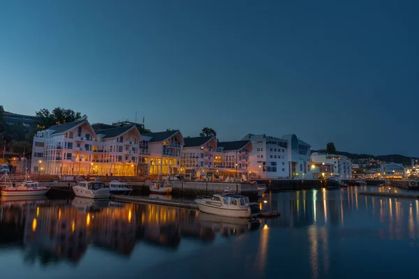 Molde, Norveç - 22 Ağustos 2019: Norveç 'in Mimari ve Binasında Gece Manzarası.