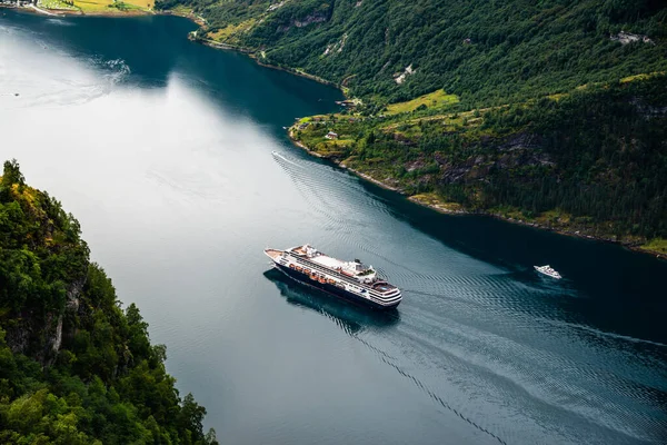 Fiordo Geirangerfjord con crucero, vista desde el mirador de Ornesvingen, Noruega. Destino turístico — Foto de Stock
