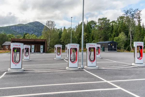 Hovden Norwegia - 14 sierpnia 2019: Stacje ładowania Tesla na autostradach w Norwegii — Zdjęcie stockowe