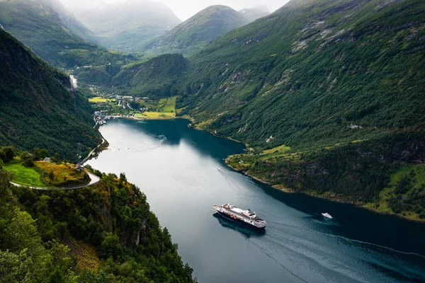 Fjord Geirangerfjord ze statkiem wycieczkowym, widok z punktu widokowego Ornesvingen, Norwegia. Cel podróży — Zdjęcie stockowe
