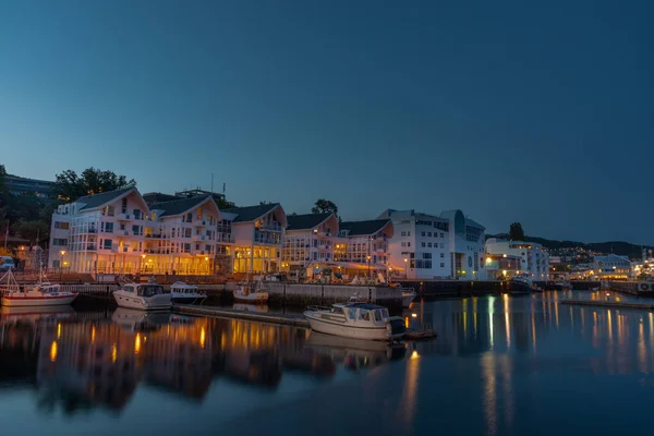 挪威莫尔德- 2019年8月22日：挪威城市建筑与建筑的夜景. 图库照片