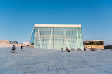 OSLO, NORway - 27 Ağustos 2019: Ulusal Oslo Opera Binası 'nın bir tarafında görüntüle 