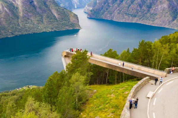 Вид с воздуха на великолепную смотровую площадку Stegastein Viewpoint Experience, расположенную на высоте 650 метров над уровнем моря.. — стоковое фото