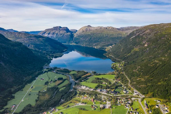 Poblado rodío en el municipio de Odda, provincia de Hordaland, Noruega.. — Foto de Stock