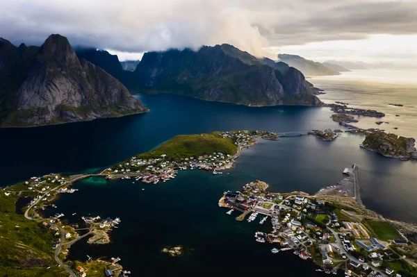 Reine, norská rybářská vesnice na Lofotenských ostrovech v Norsku. — Stock fotografie