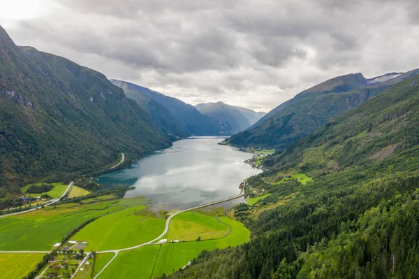 Vista aérea de Fjaerland y Fjord, cerca de Norsk Bremuseum, Noruega. — Foto de Stock