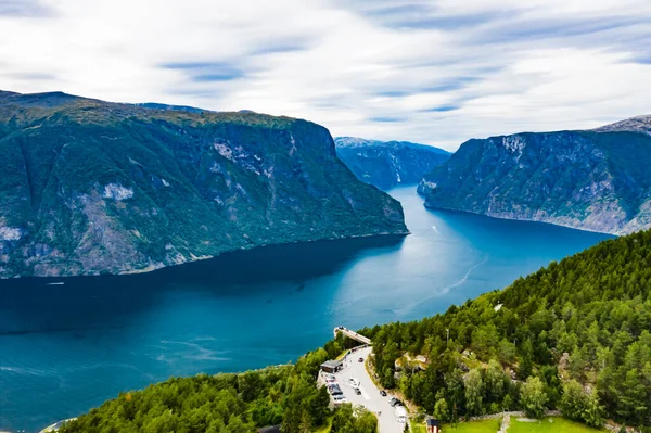 Vista aérea de Stegastein Viewpoint.Experimente la espectacular plataforma de visión, a 650 metros sobre el fiordo Aurlands.. — Foto de Stock