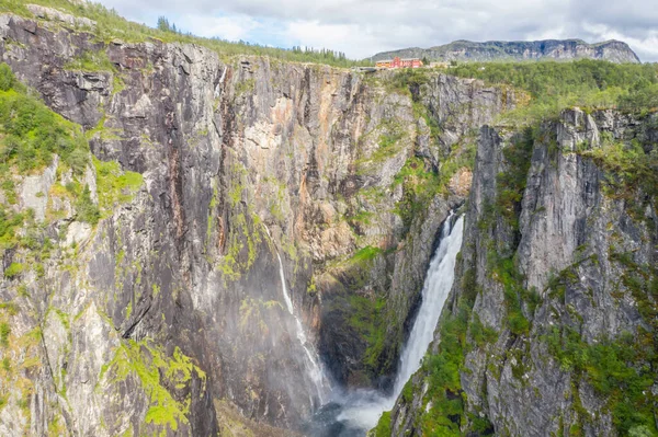 Vista aérea de la cascada Voringsfossen. Hordaland, Noruega. — Foto de Stock