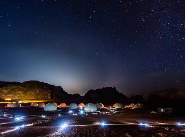 Gwiazdy nad marsjańskimi namiotami na pustyni Wadi Rum, Jordania. Obrazy Stockowe bez tantiem