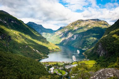 Norveç 'in daha fazla og Romsdal ilçesindeki Geiranger köyü, liman ve fiyort güzel hava manzarası.