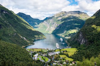 Norveç 'in daha fazla og Romsdal ilçesindeki Geiranger köyü, liman ve fiyort güzel hava manzarası.