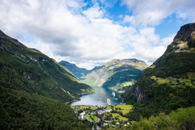 Norveç 'in daha fazla og Romsdal ilçesindeki Geiranger köyü, liman ve fiyort güzel hava manzarası.