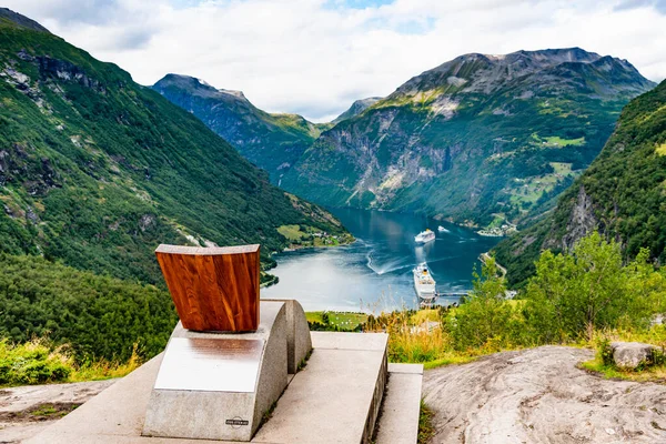 Norveç 'in daha fazla og Romsdal ilçesindeki Geiranger köyü, liman ve fiyort güzel hava manzarası.