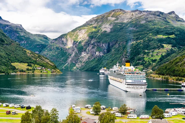 Hermosas vistas al paisaje Geiranger pueblo, puerto y fiordo en el condado de More og Romsdal en Noruega.. — Foto de Stock