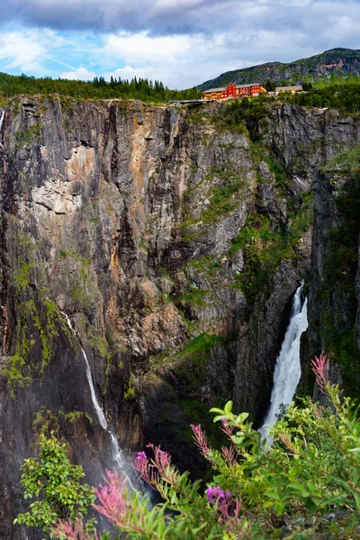 Cascada Voringsfossen, verdes montañas de verano, cañón de Mabodalen Noruega. — Foto de Stock