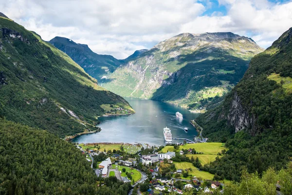 Hermosa vista aérea del paisaje Geiranger pueblo, puerto y fiordo en Más og Condado de Romsdal en Noruega . — Foto de Stock