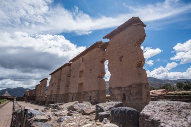 Ruinas Raqchi bir harabedir ve Provincia de Canchis, Cusco, Peru 'da yer almaktadır..