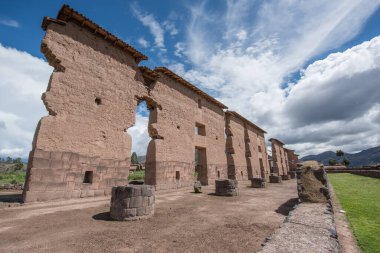 Ruinas Raqchi bir harabedir ve Provincia de Canchis, Cusco, Peru 'da yer almaktadır..
