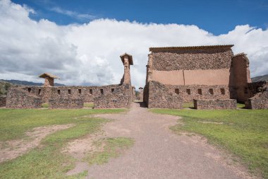 Ruinas Raqchi bir harabedir ve Provincia de Canchis, Cusco, Peru 'da yer almaktadır..