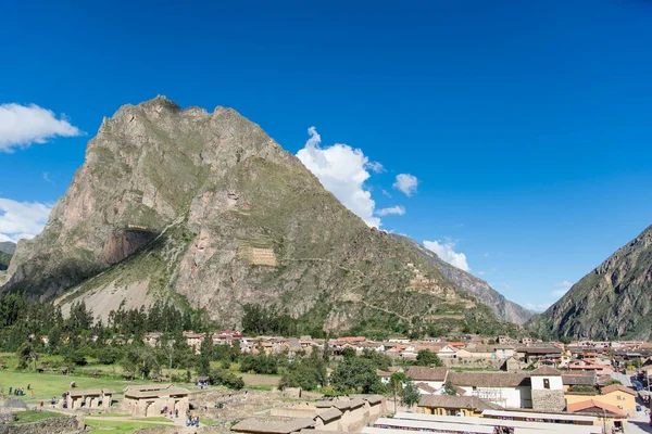 Pinkuylluna Montaña y pueblo de Ollantaytambo, Valle Sagrado de los Incas, cerca de Cusco, Perú — Foto de Stock