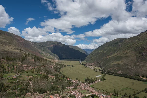 The Sacred Valley and the Inca ruins of Pisac, near Cuzco Peru. — Stock Photo, Image