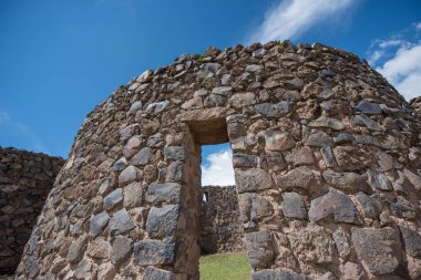 Ruinas Raqchi bir harabedir ve Provincia de Canchis, Cusco, Peru 'da yer almaktadır..