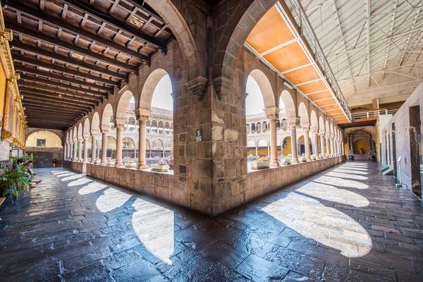 Koricancha Cusco, Peru 'da Santo Domingo Manastırı Avlusu.
