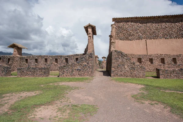 Ruinas Raqchi es una ruina y se encuentra en Provincia de Canchis, Cusco, Perú. — Foto de Stock