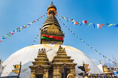 Boudhanath Stupa Kulesi. Katmandu, Nepal 'de bayraklarla süslenmiş..
