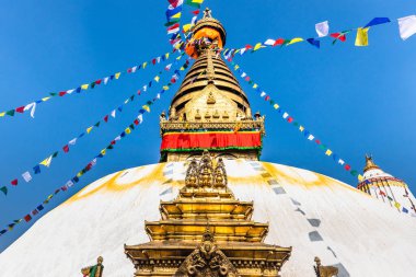 Boudhanath Stupa Kulesi. Katmandu, Nepal 'de bayraklarla süslenmiş..