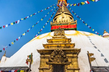 Boudhanath Stupa Kulesi. Katmandu, Nepal 'de bayraklarla süslenmiş..