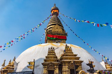 Boudhanath Stupa Kulesi. Katmandu, Nepal 'de bayraklarla süslenmiş..