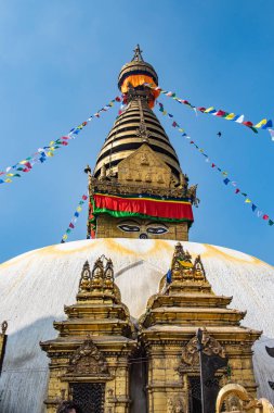 Boudhanath Stupa Kulesi. Katmandu, Nepal 'de bayraklarla süslenmiş..