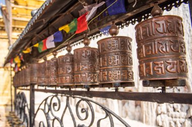 Dua tekerleri Katmandu, Nepal 'deki Boudhanath Stupa' da.