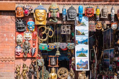 KATHMANDU, NEPAL - 25 Ocak 2020: Bir mağazada sergilenen bir grup eşya