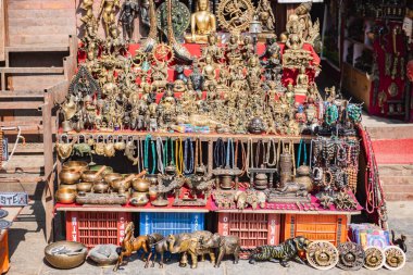 KATHMANDU, NEPAL - 25 Ocak 2020: Bir mağazada sergilenen bir grup eşya