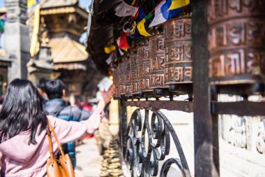KATHMANDU, NEPAL - 25 Ocak 2020: Katmandu, Nepal 'deki Boudhanath Stupa' da dua tekerleri