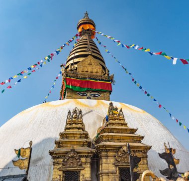 Boudhanath Stupa Kulesi. Katmandu, Nepal 'de bayraklarla süslenmiş..