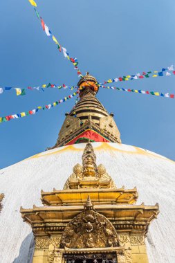Boudhanath Stupa Kulesi. Katmandu, Nepal 'de bayraklarla süslenmiş..