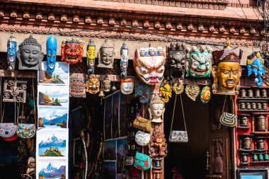 KATHMANDU, NEPAL - 25 Ocak 2020: Bir mağazada sergilenen bir grup eşya